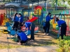 Đoàn viên thanh niên sơn sửa khu vui chơi thiếu nhi trong Ngày hoạt động cao điểm tình nguyện chung tay xây dựng nông thôn mới và Ngày Chủ nhật xanh lần thứ nhất năm 2024