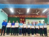 Đồng chí Phan Thành Trung - Phó Bí thư Huyện Đoàn và đồng chí Đinh Tấn Hoàng - Phó Trưởng Phòng Giáo dục và Đào tạo huyện trao giấy khen cho các giáo viên đạt giải tại hội thi
