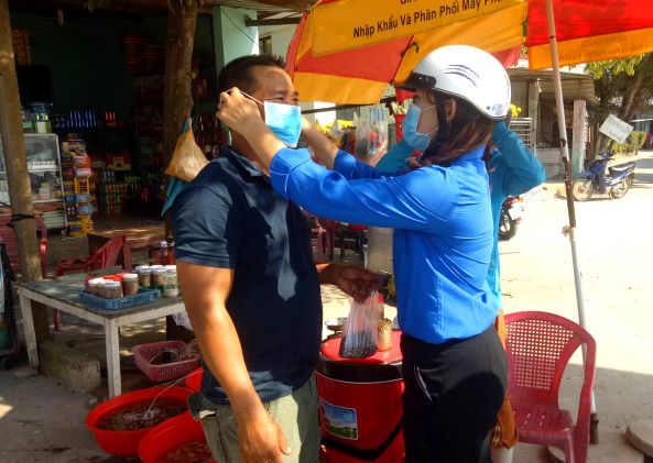 ĐVTN xã Tam Hải hướng dẫn người dân đeo khẩu trang đúng cách
