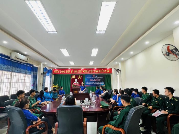 Đoàn xã Tam Quang ra mắt đội hình thanh niên tình nguyện chuyển đổi số cộng đồng.