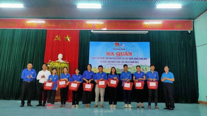 Huyện đoàn Núi Thành và Đoàn xã Tam Xuân 2 trao giỏ xách cho các bạn đoàn viên thanh niên