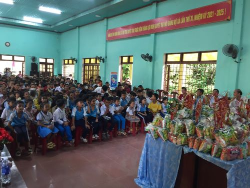 Hơn 300 em thiếu nhi xã Tam Trà đã đến tham gia chương trình, trong đó có hơn 100 em thiếu nhi dân tộc Cor